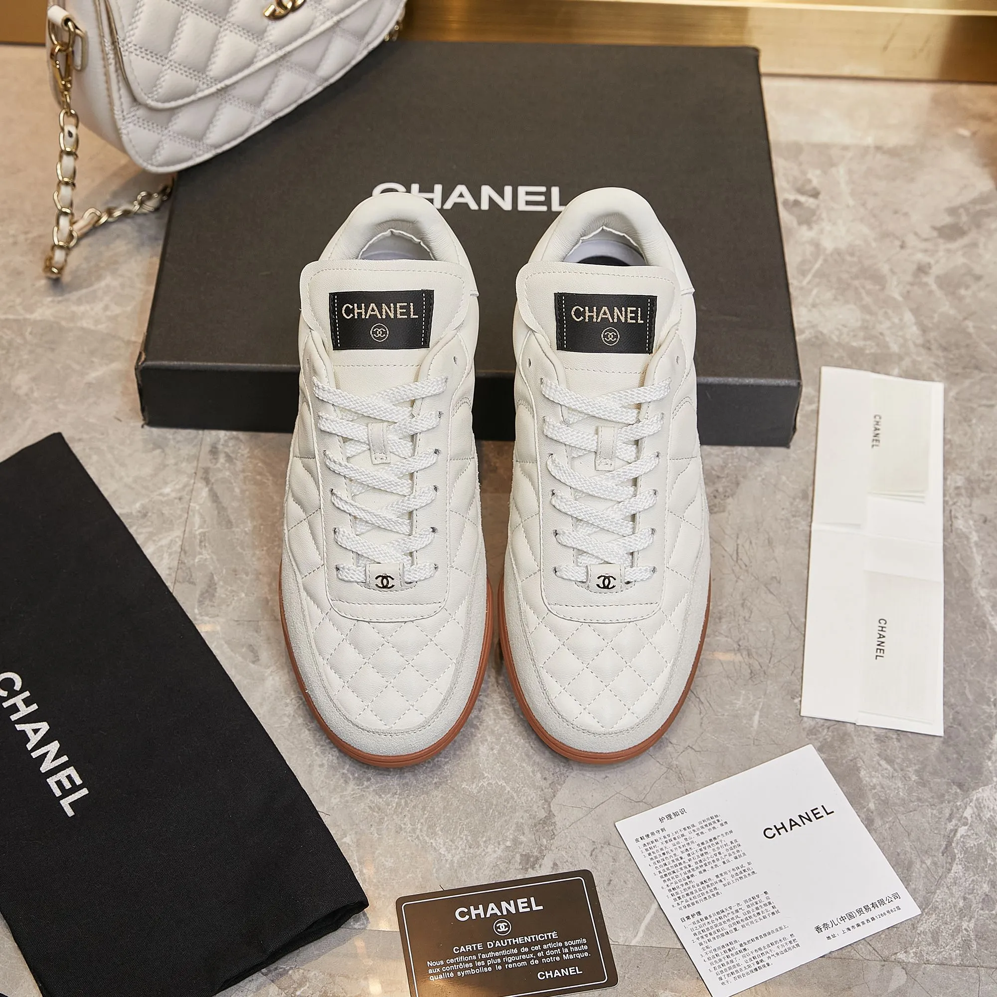 👟👟Ex-factory price 560👟👟 Chanel Chanel - 2024 counter top casual sports shoes This classic design; the upper is electro-embroidered with a variety of techniques; the outsole is fashionable and sporty; it is unusual to incorporate a variety of color matching elements... The diversified mix and match is very beautiful and versatile, casual, fashionable, sports and outdoor can be taken into account... ꫛꫀꪝ Go➫ Material: ❶Upper is made of: Original imported mixed-breed sheep ❷Inside made of: original imported breathable sheepskin ❸Outsole based on: original TPU outsole Full set of boutique packaging for women 35–41